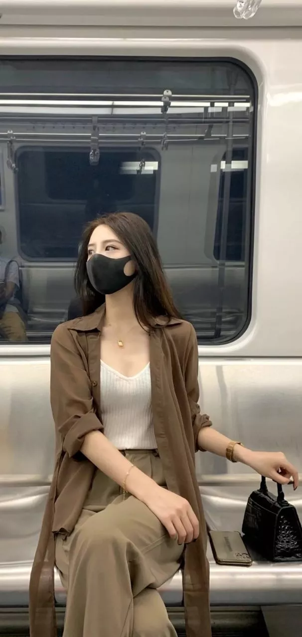 地铁口罩美女