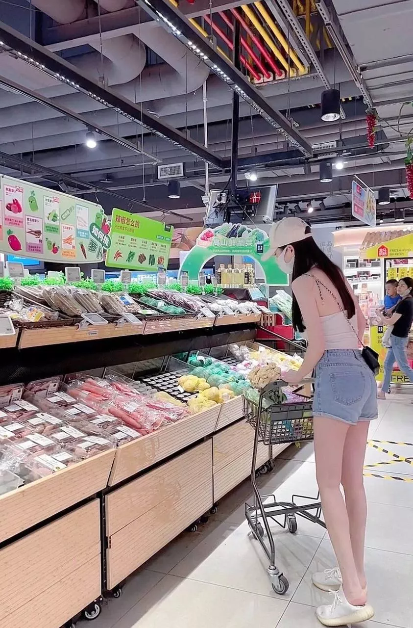 미녀가 슈퍼마켓을 구경하다.