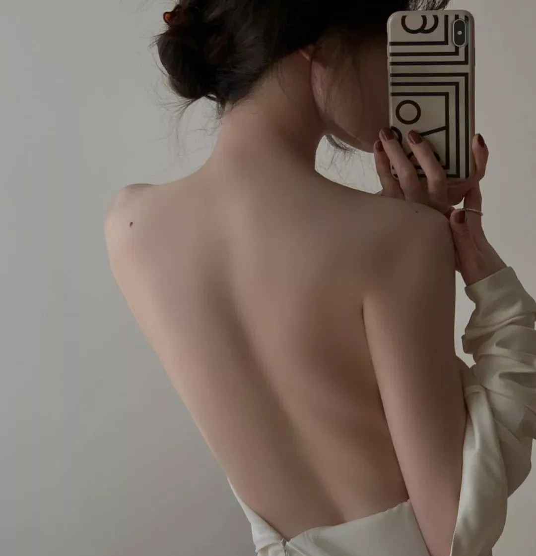 beautiful back (of a woman)