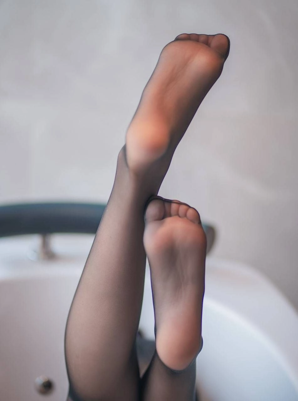 足控: Adolesen yang tertarik atau tertarik secara seksual pada kaki atau kegiatan terkait kaki. celana dalam hitam