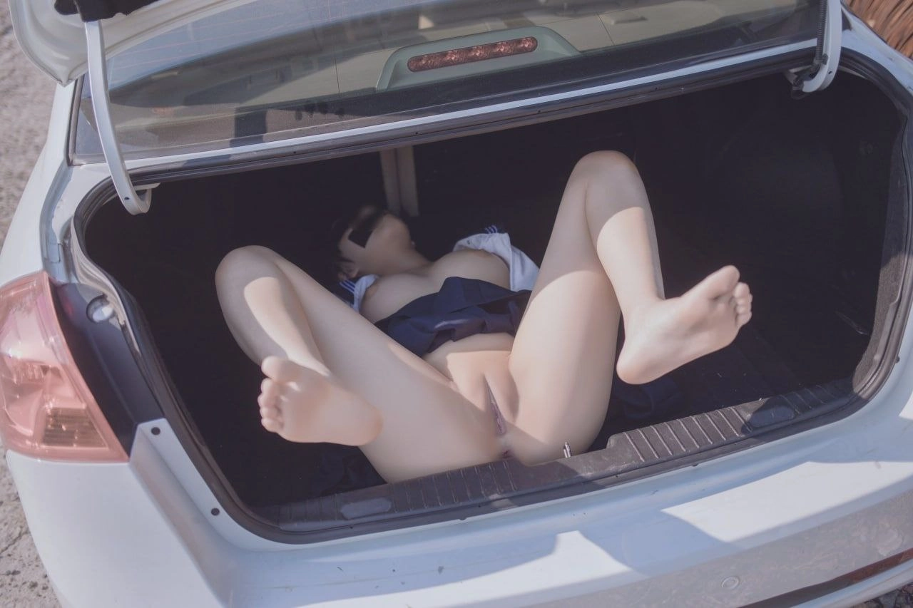 There is a girl in the trunk.