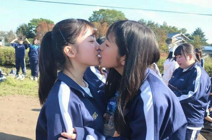 girls kiss