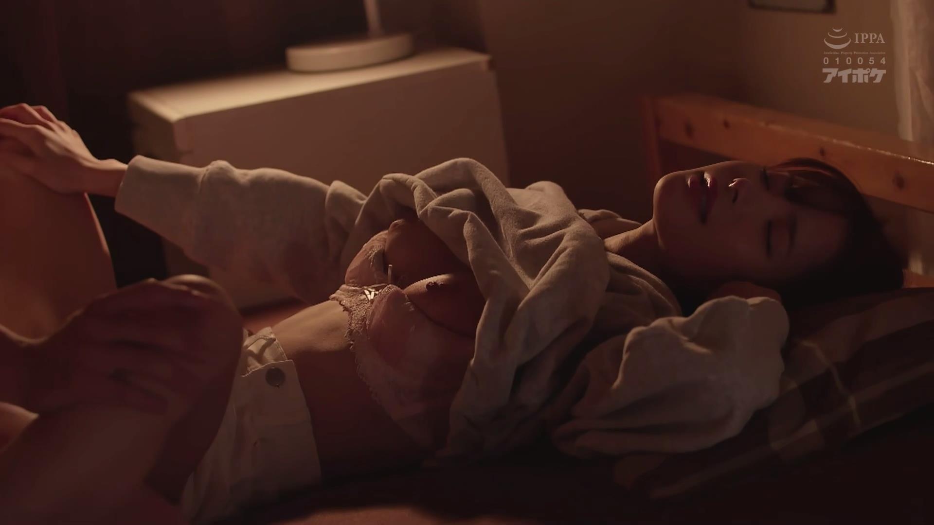 在男朋友家聚会被男同学们插到高潮的女大学生 桃乃木香奈 IPZZ-033