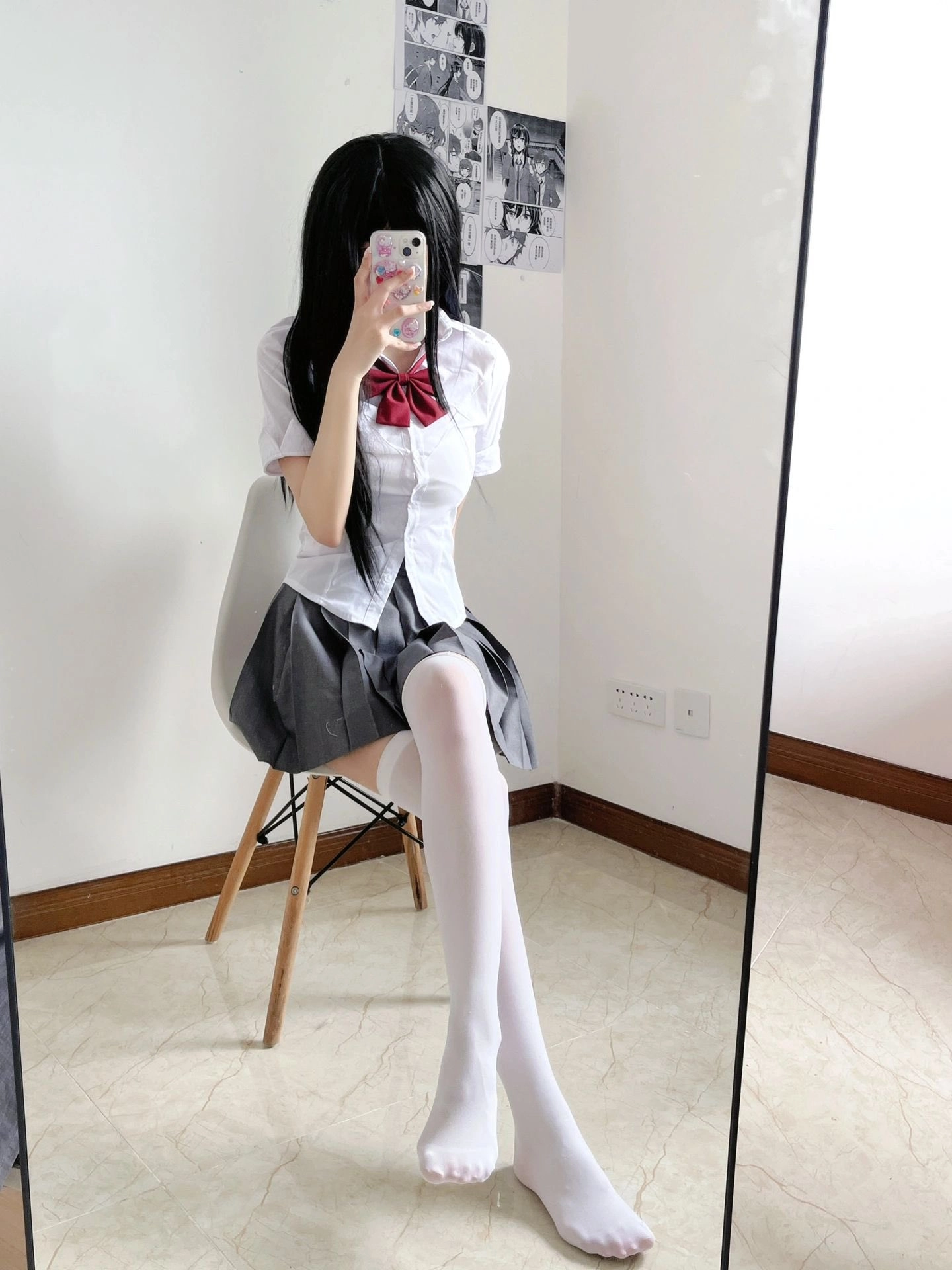 White stockings 足控: Adolesen yang tertarik atau tertarik secara seksual pada kaki atau kegiatan terkait kaki.