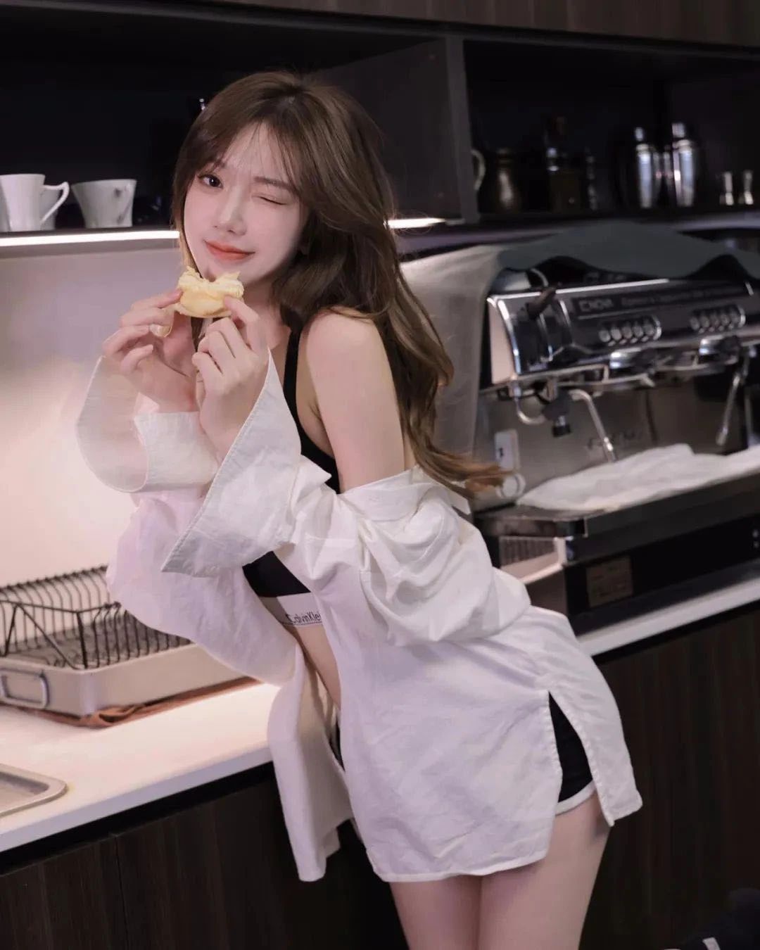 半夜口渴了，女朋友非要去给我倒水