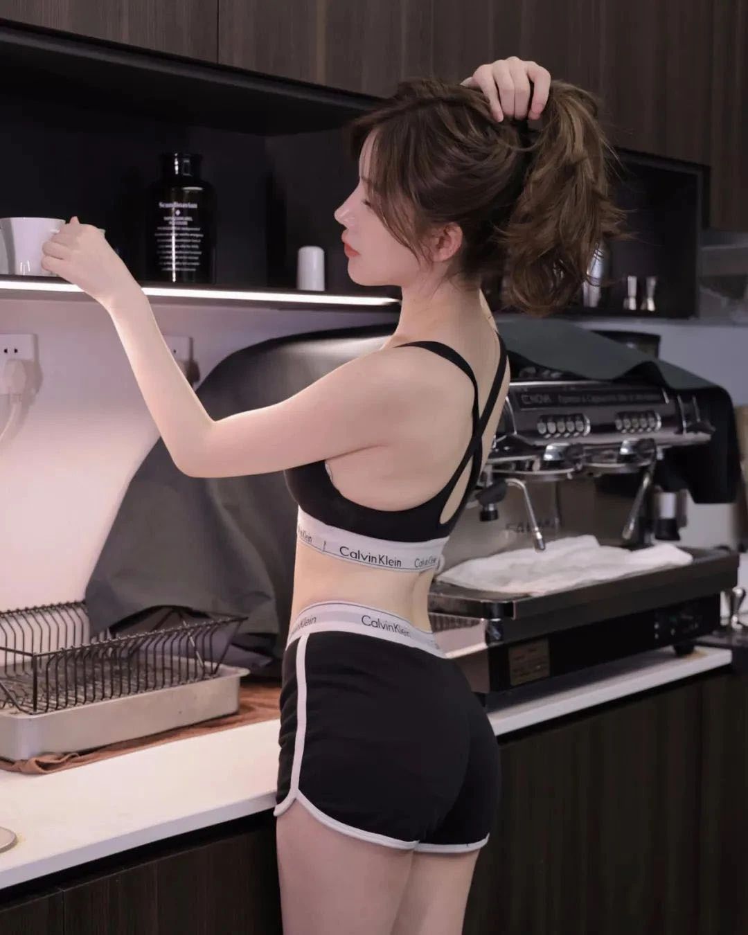 半夜口渴了，女朋友非要去给我倒水