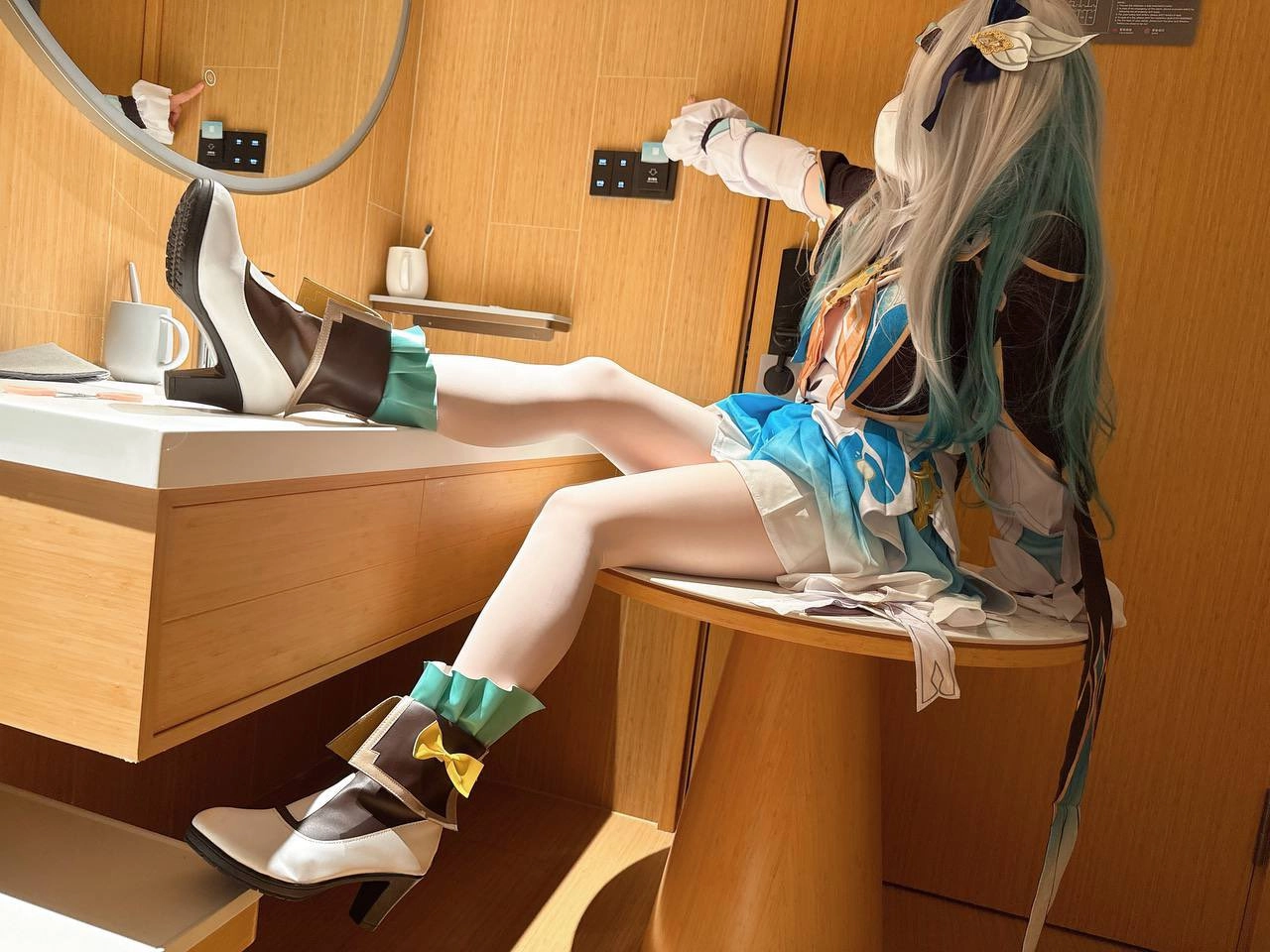 一个穿着蓝色裙子和白色靴子的女人坐在桌子上。