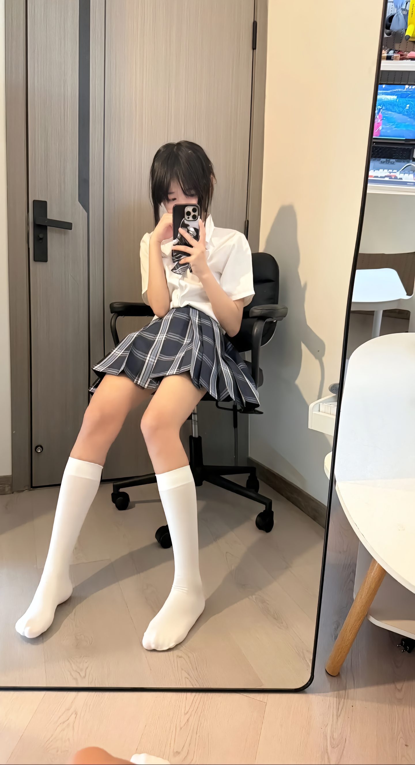 一个女人在椅子上拍自拍。