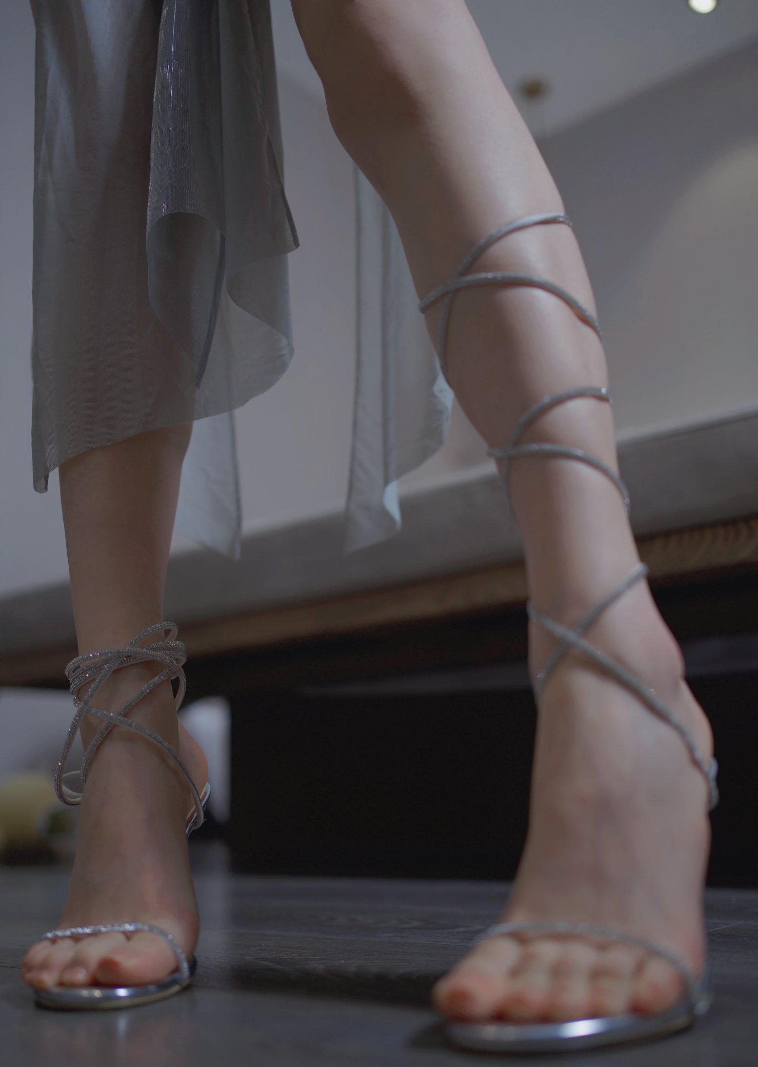 一位穿着裙子和高跟鞋的女人站在床上。