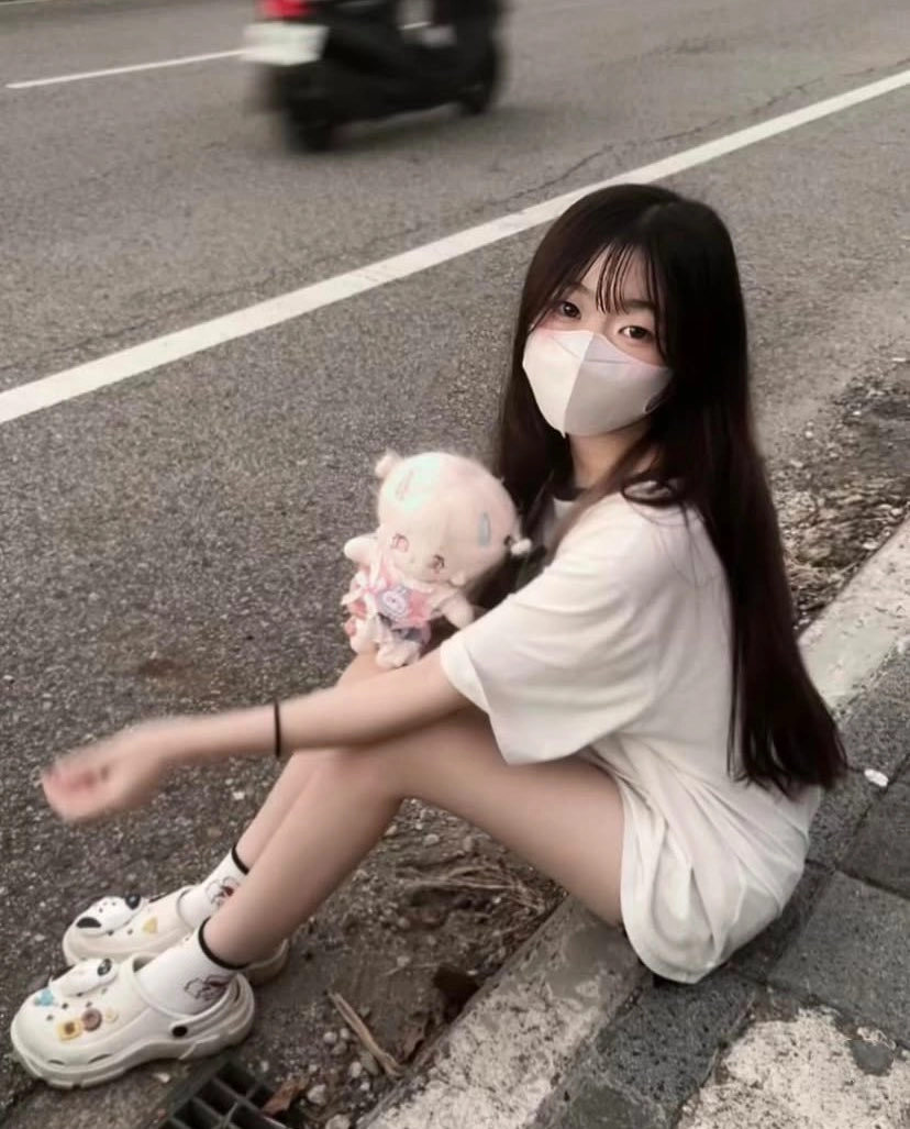 一个戴着面具的女人坐在地上,带着一只被填满的动物。