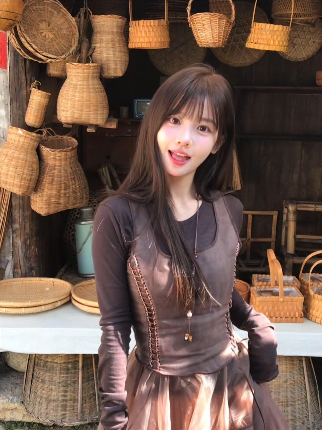 长头发和棕色西装的女人为一张照片而立场。