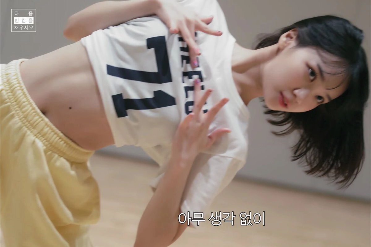 一位戴着白色衬衫和蓝色号码的女人。