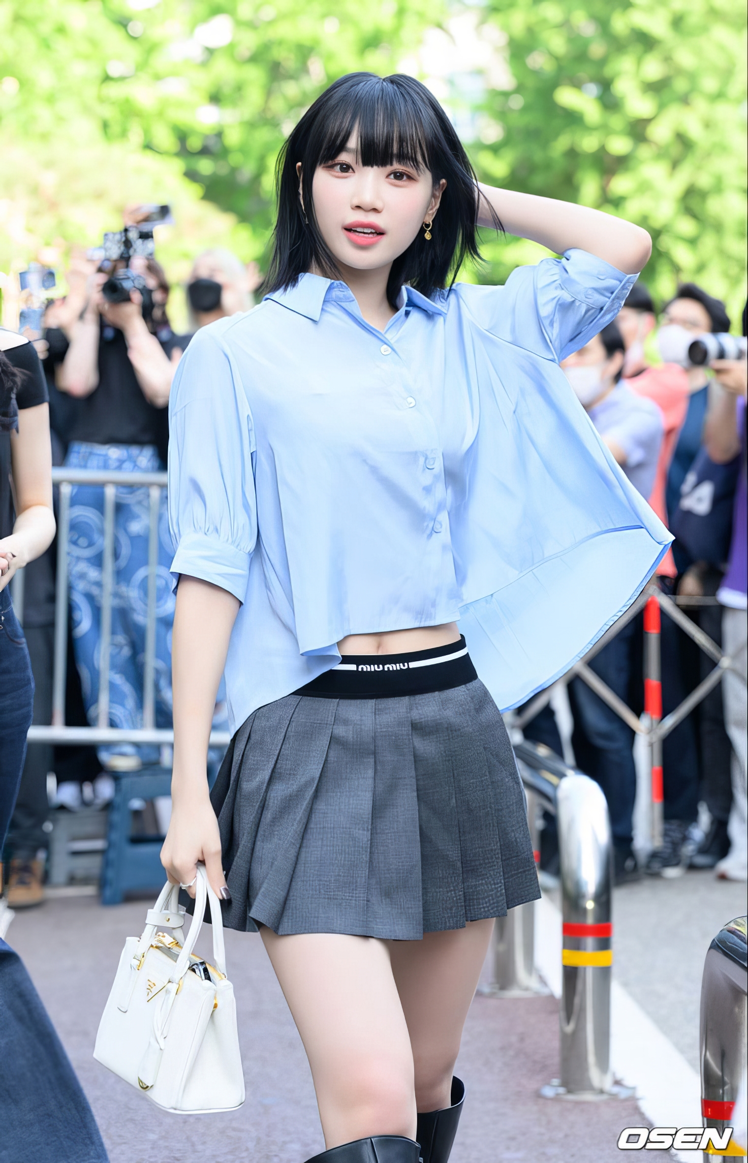 穿着蓝色衬衫和黑色衬衫的女人为一张照片。