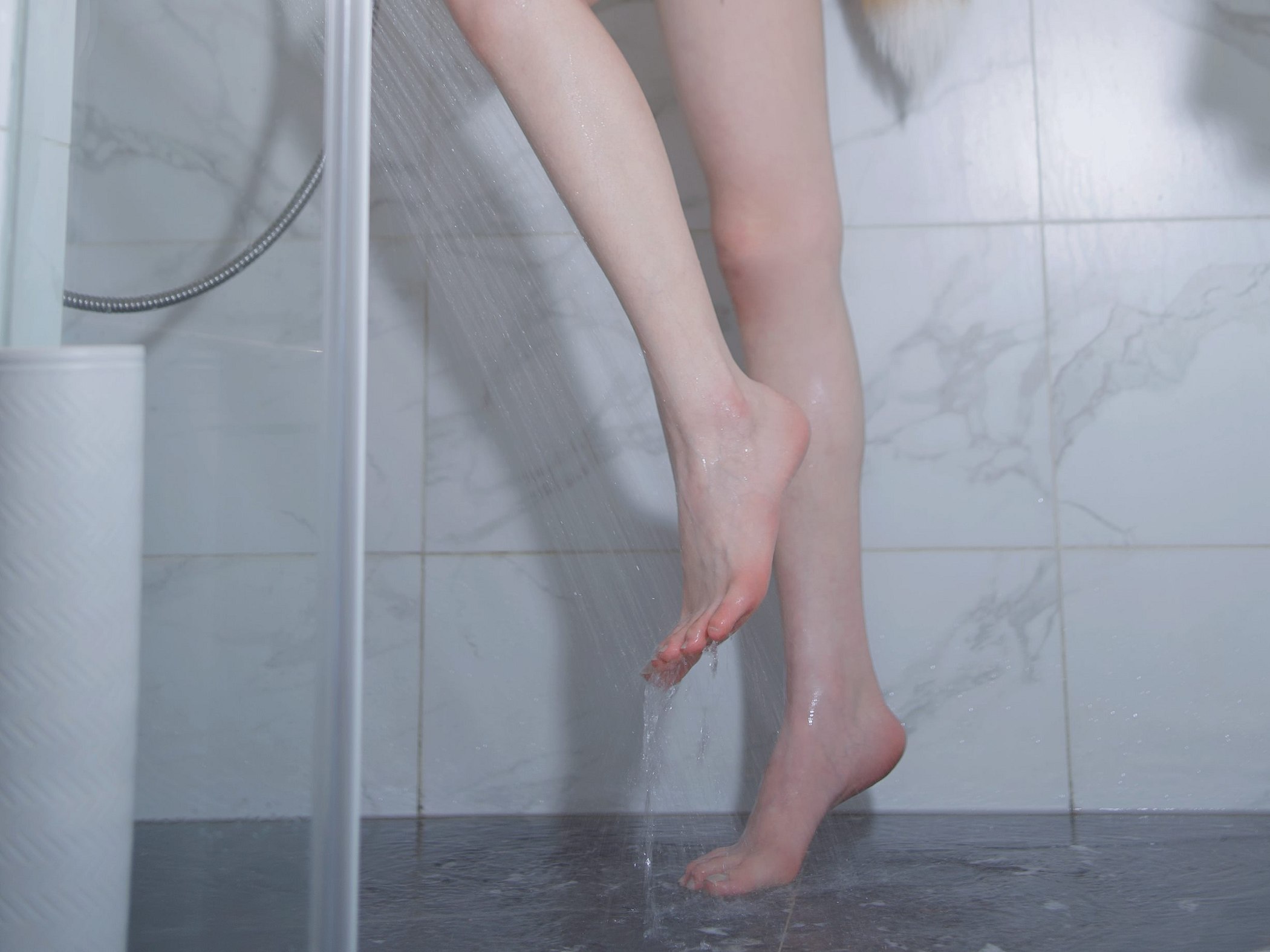 长腿的女人正在洗澡。