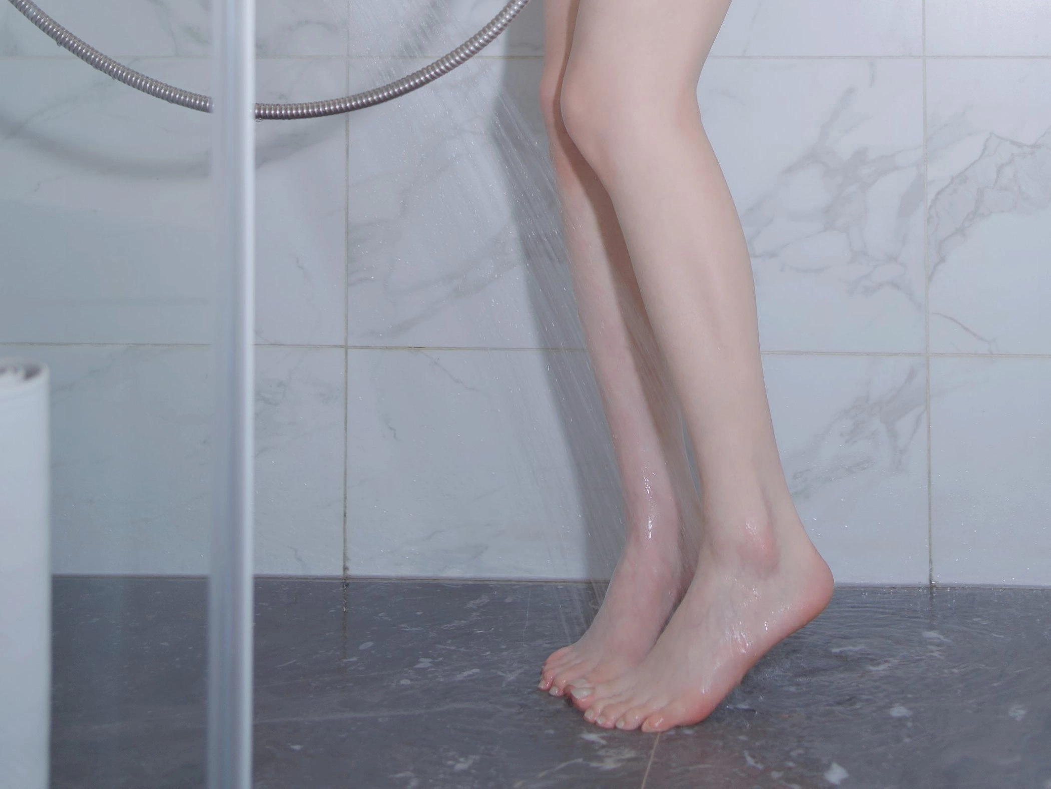 长腿的女人正在洗澡。