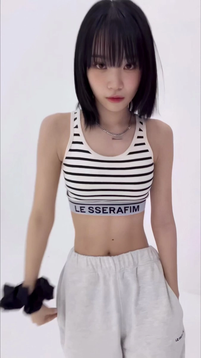 女人穿着一条带有条纹的坦克顶。