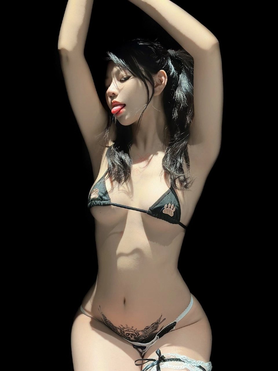 女人穿着黑色比基尼,上面有一只熊猫。