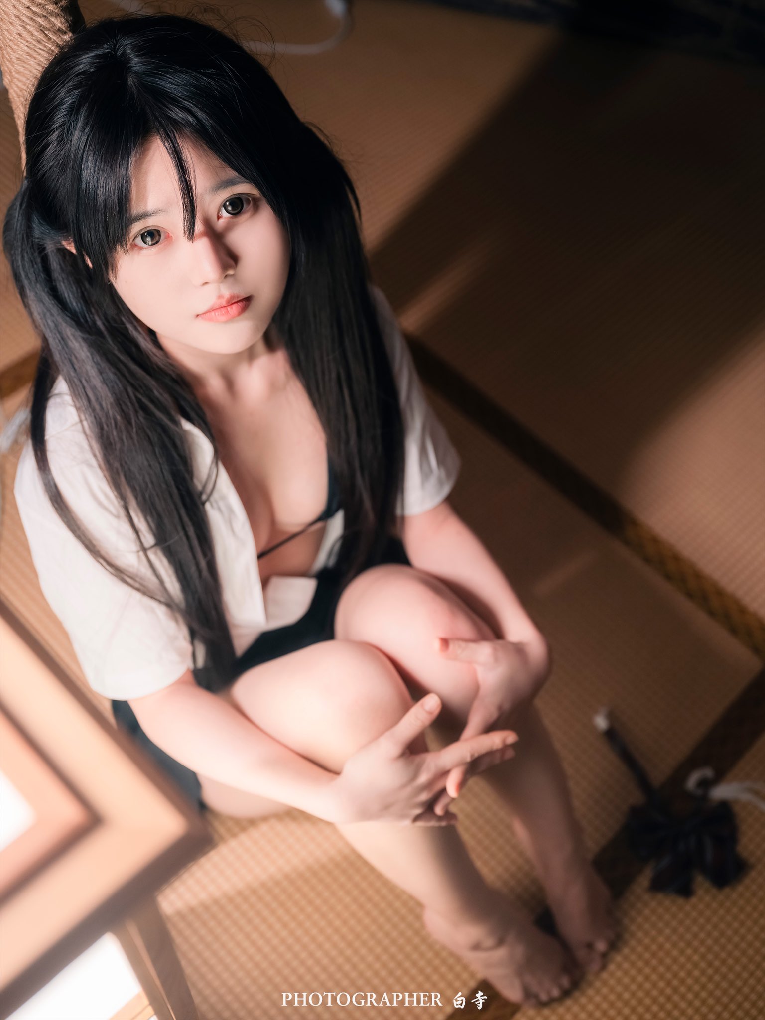 穿着白色衬衫和黑色比基尼顶部的女人。