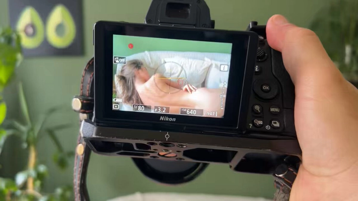 男人正在拍照一个女人。