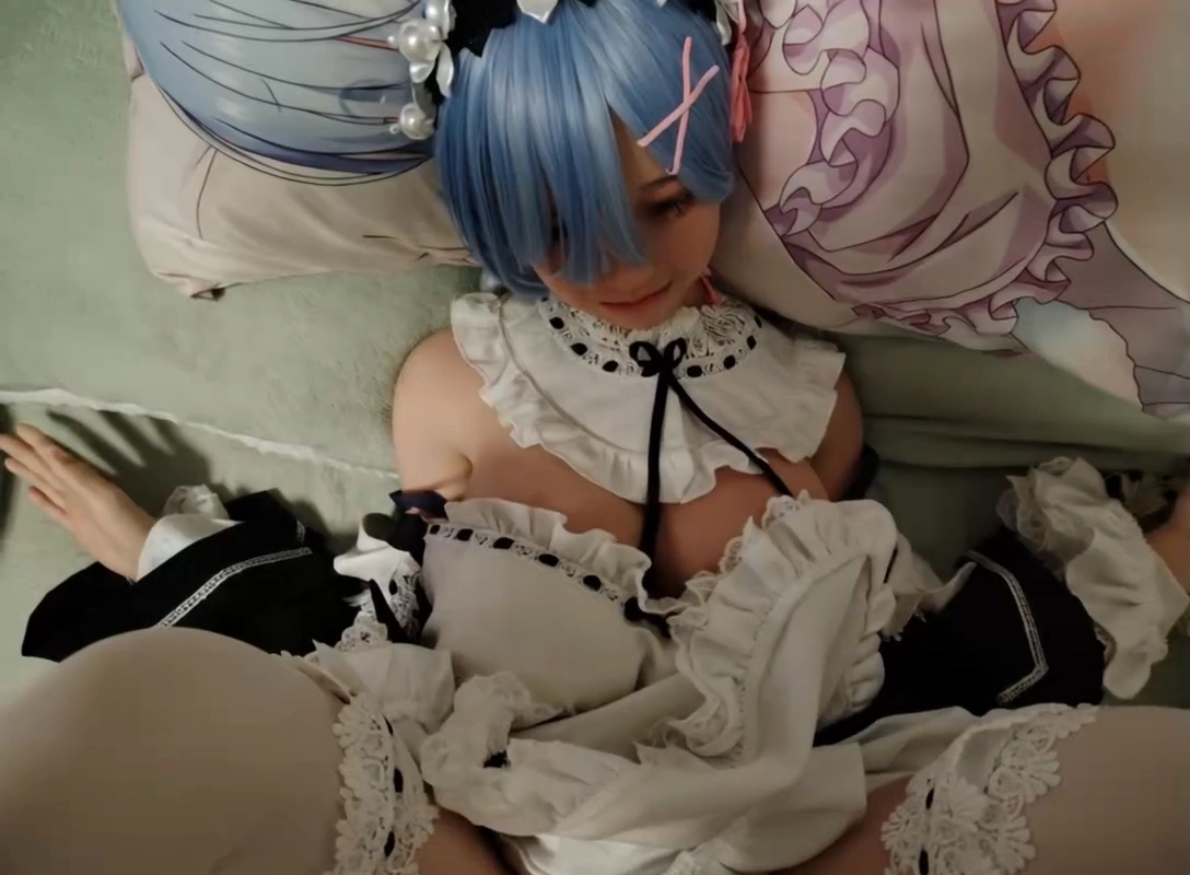 穿着女仆的衣服的女人躺在沙发上。