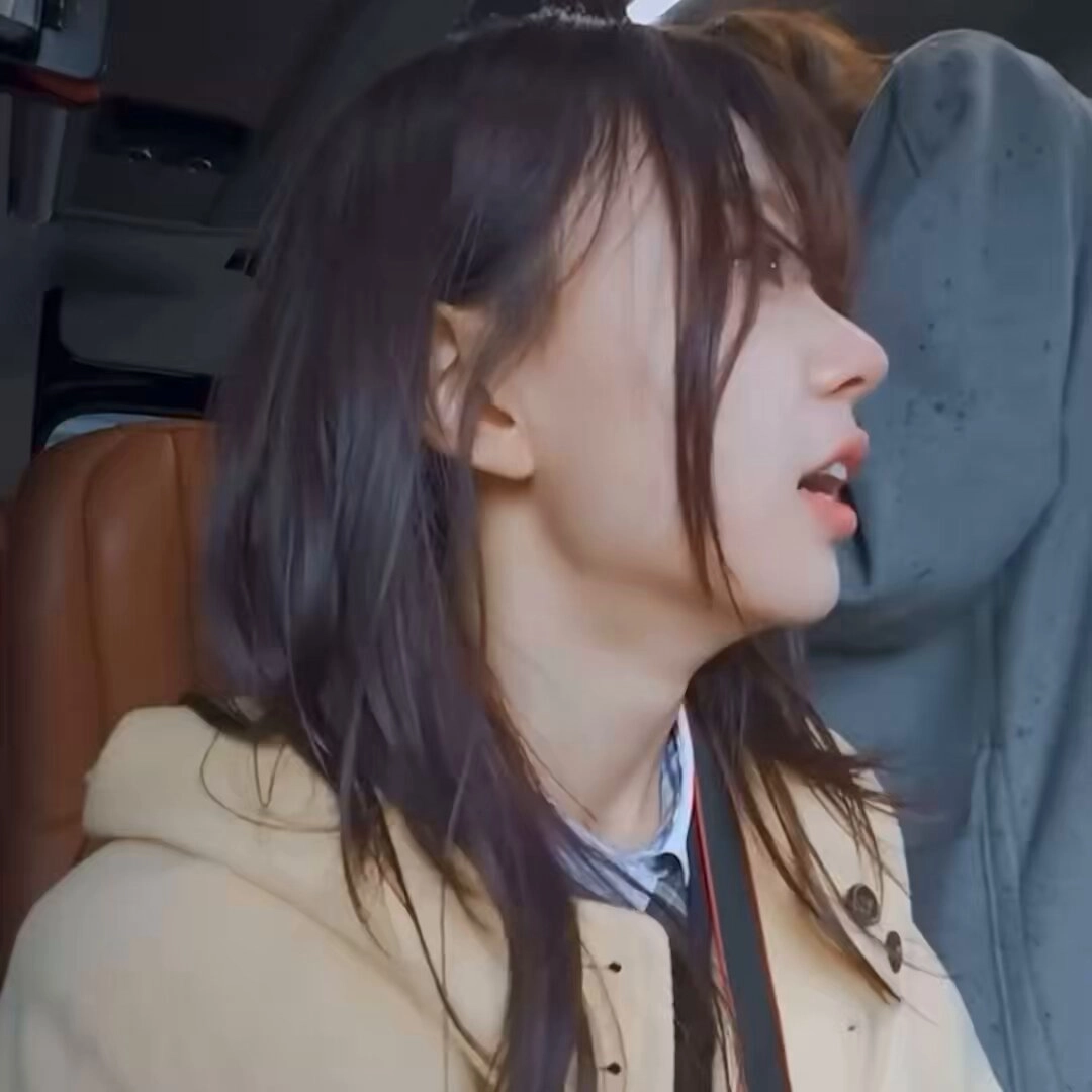 长头发的女人,脖子上有一台摄像头。