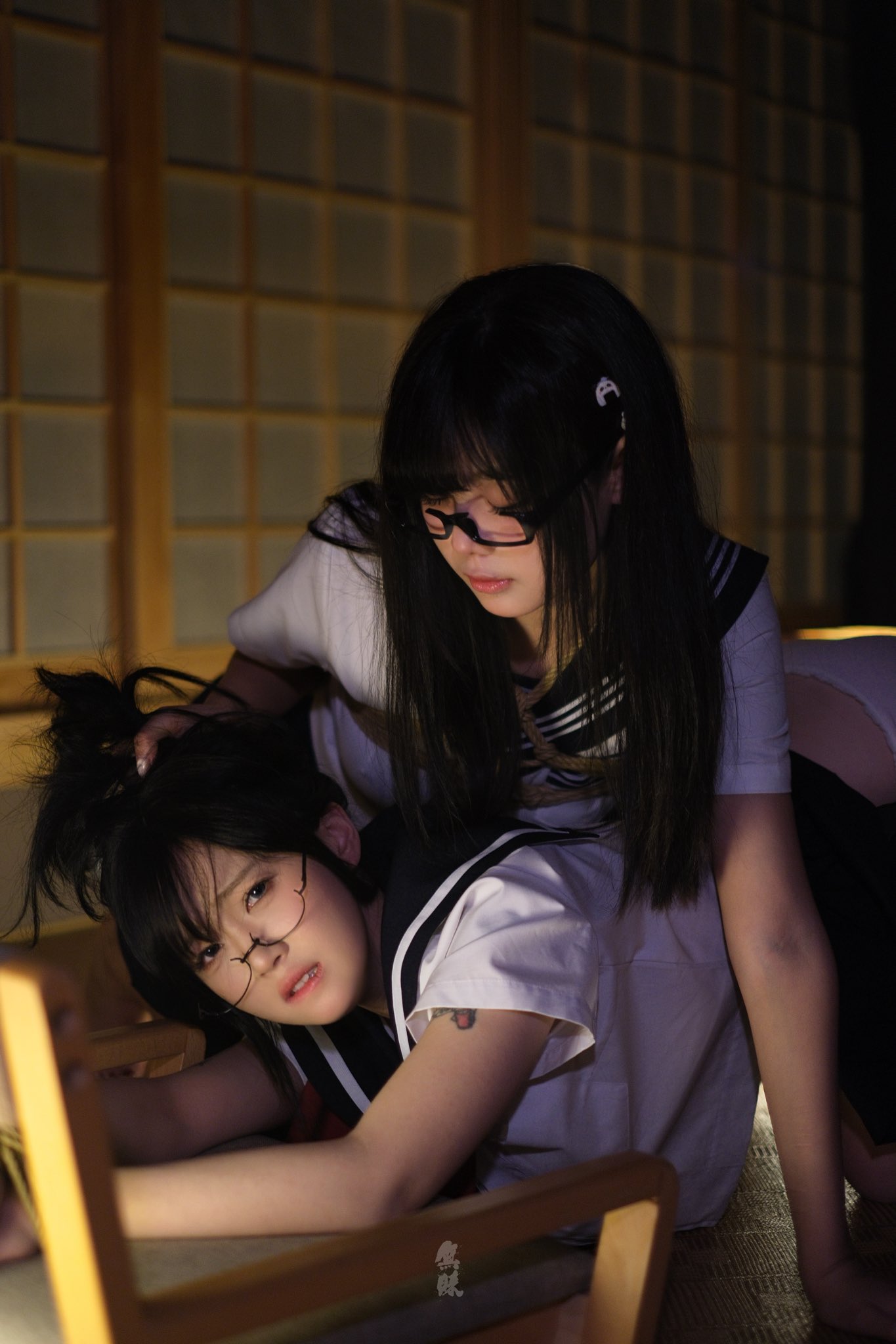 两个女孩互相玩耍。