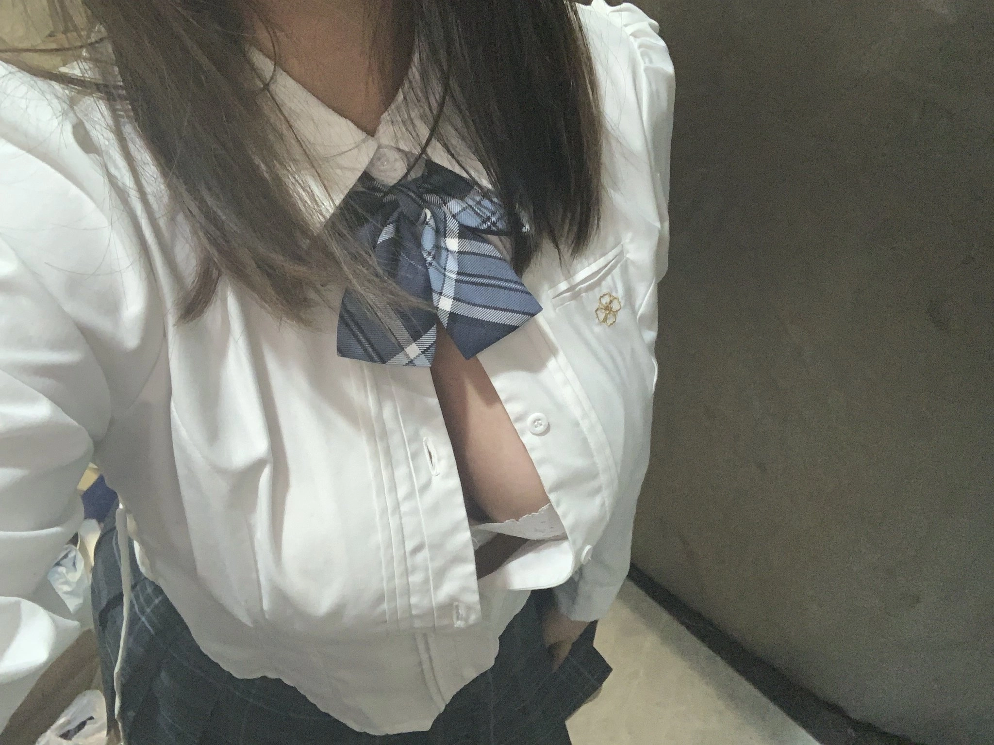 穿着白色衬衫和蓝色弓带的女人。