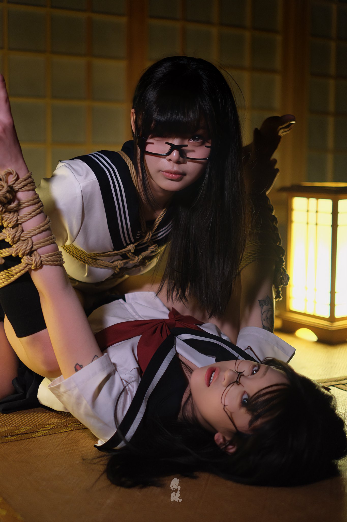 两个女孩互相玩耍。