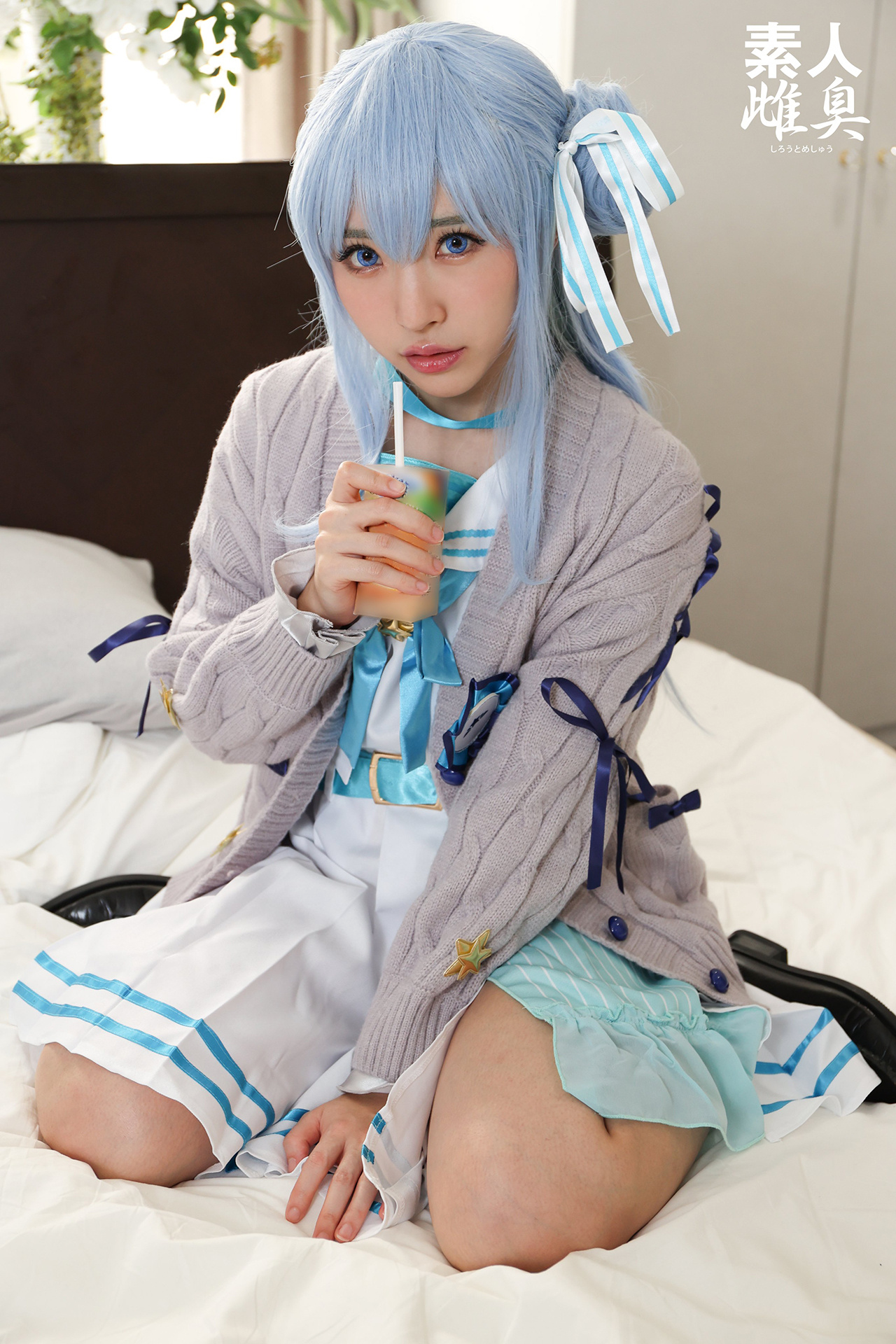 穿着白色衣服的女孩拿着一杯酒。