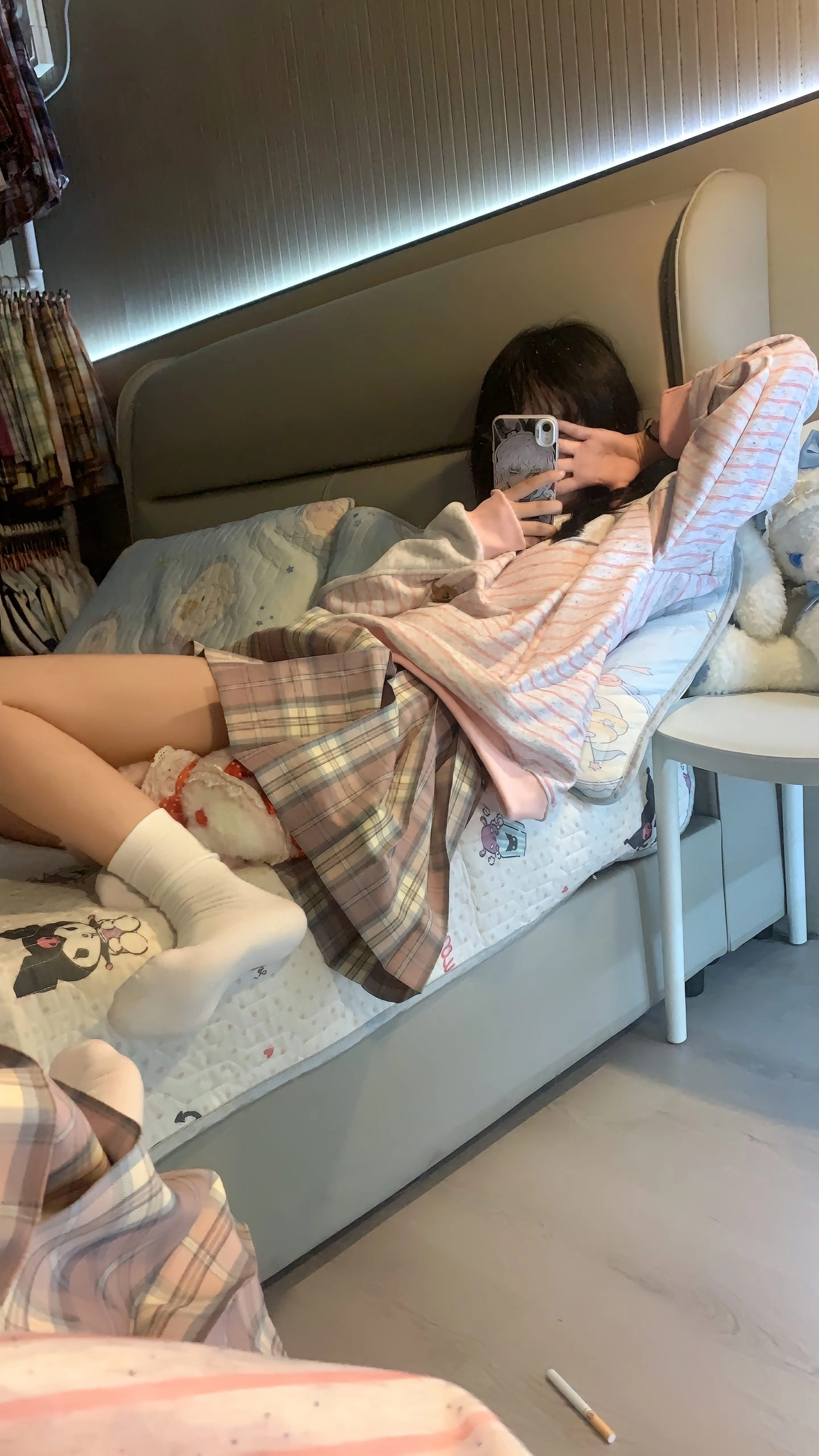 女孩躺在床上,看着她的手机。