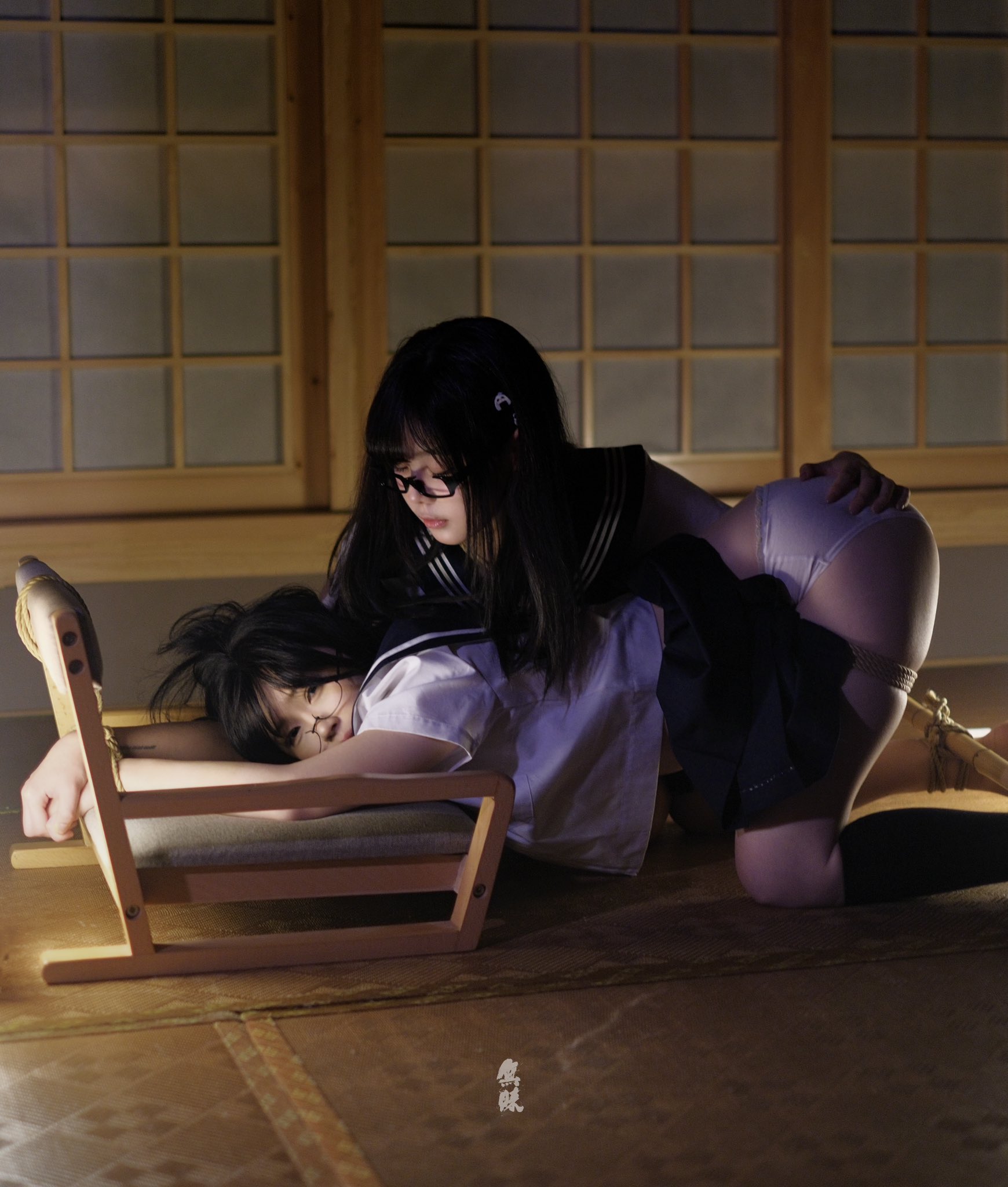 两个女孩互相玩耍。