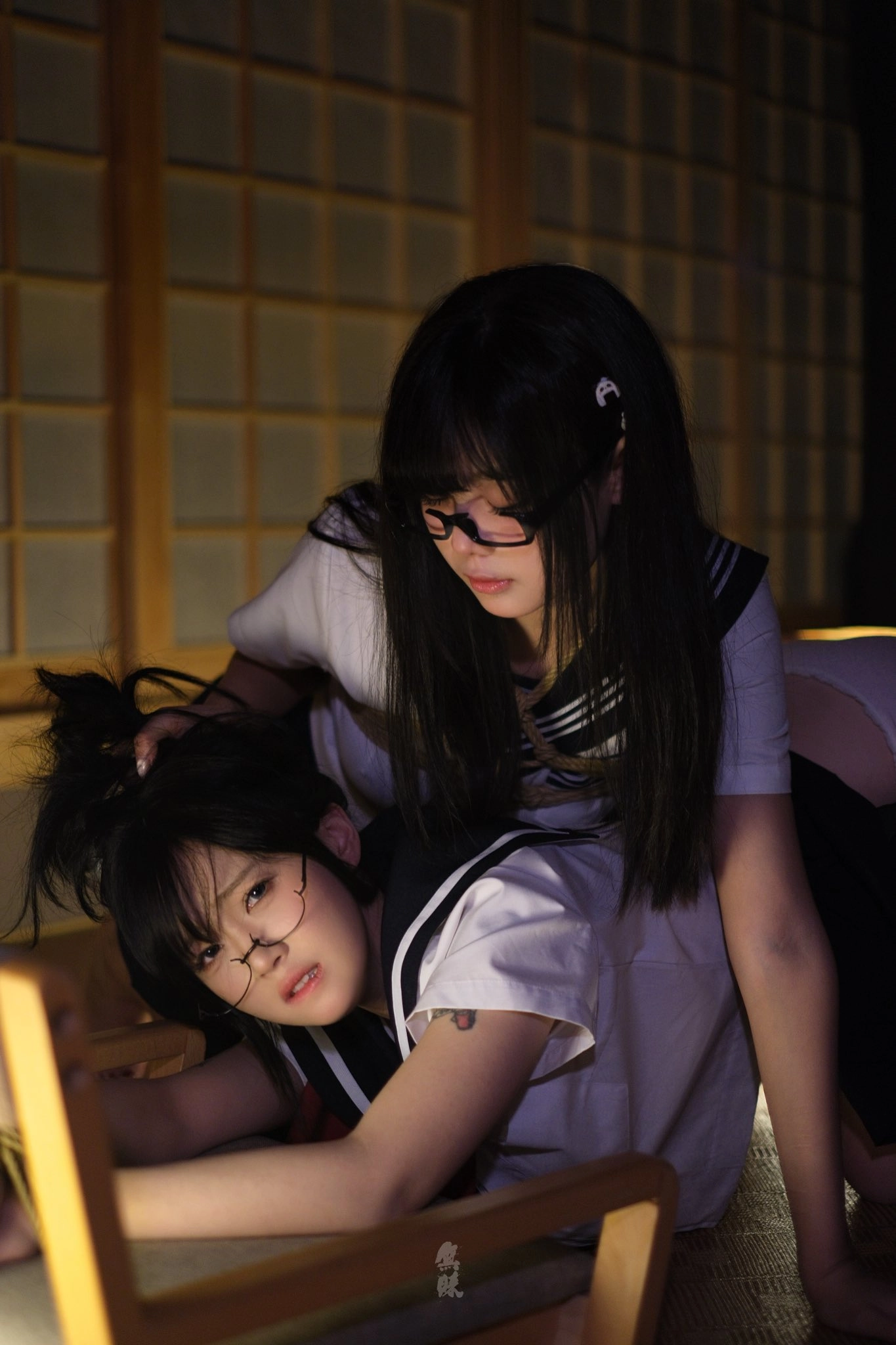 两个女孩互相玩耍。