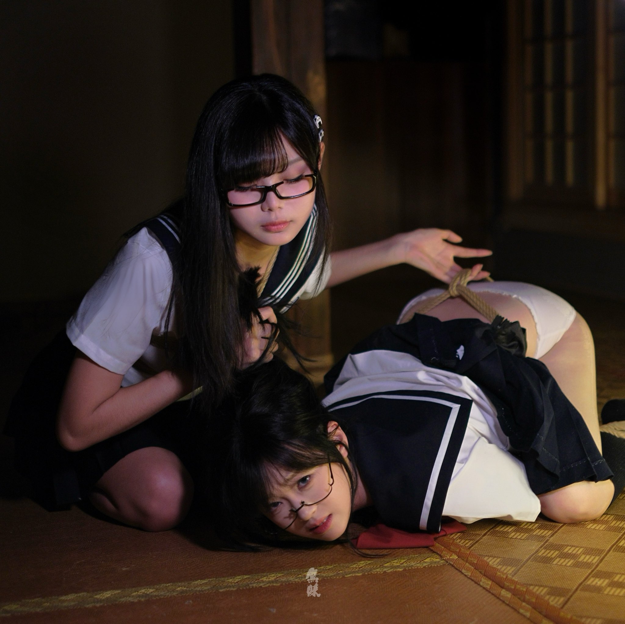 两个女孩互相玩耍。