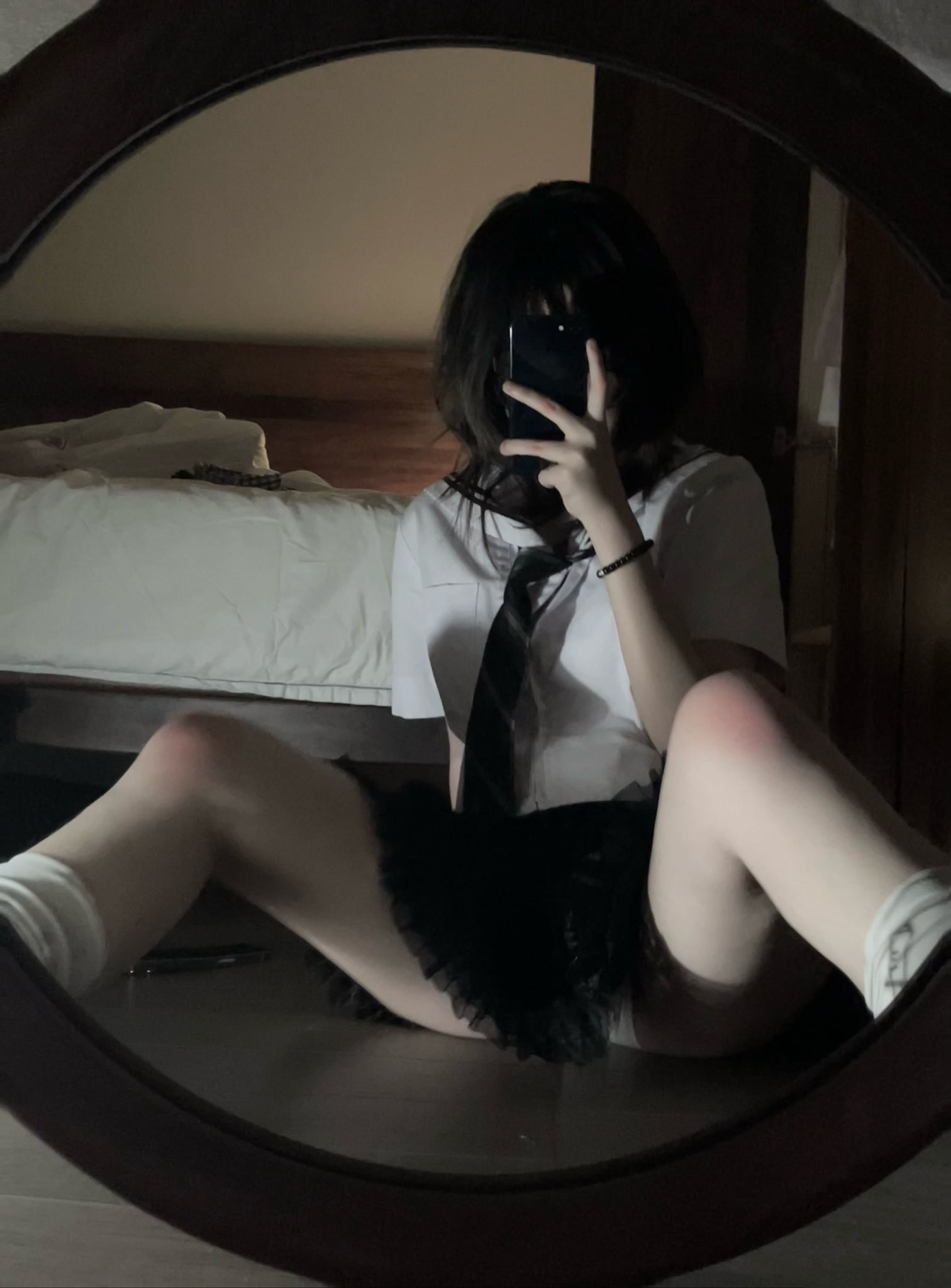 女孩在镜子里拍自拍。