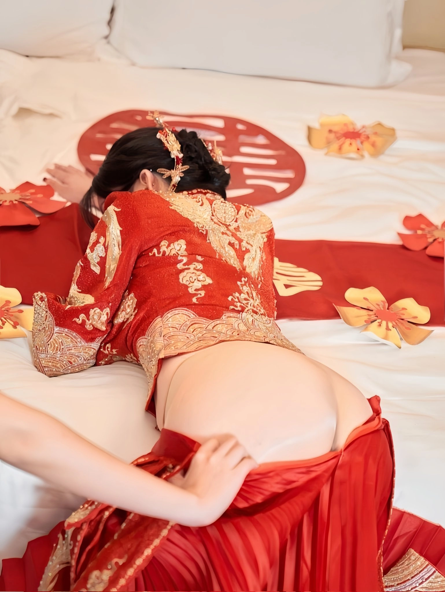 穿着红色衣服的女人躺在床上。