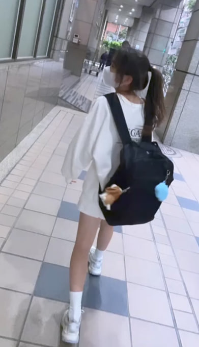 穿着白色衬衫和穿着黑色背包的女孩。