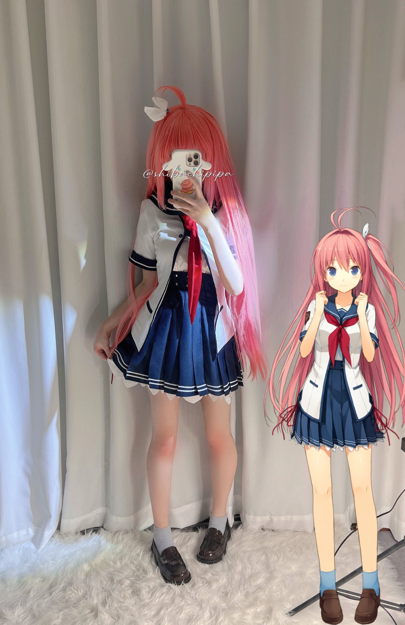 女孩在一个卡通人物面前拍了一张自拍。