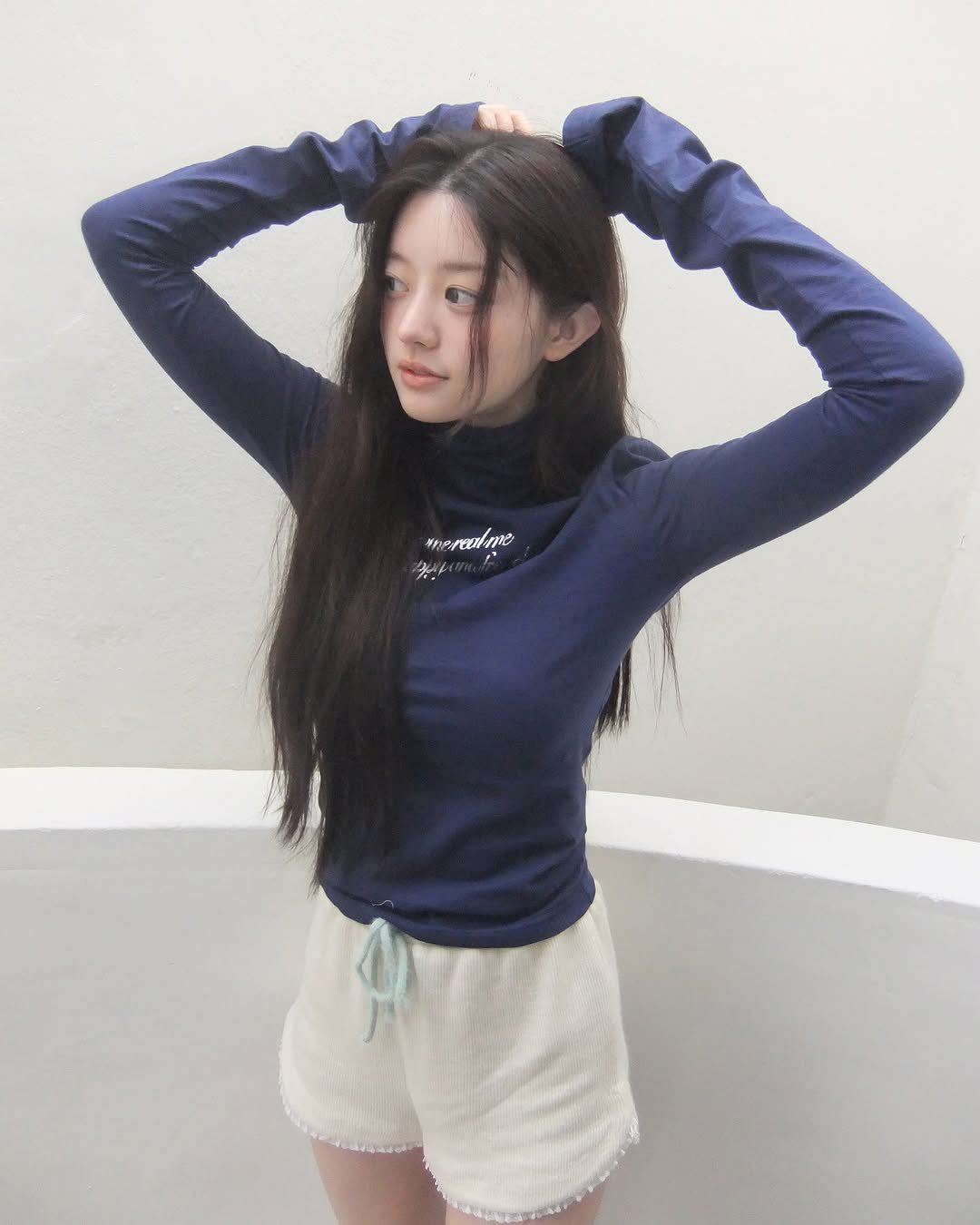 一位女士穿着蓝色衬衫,上面写着“永远在我的心中”。