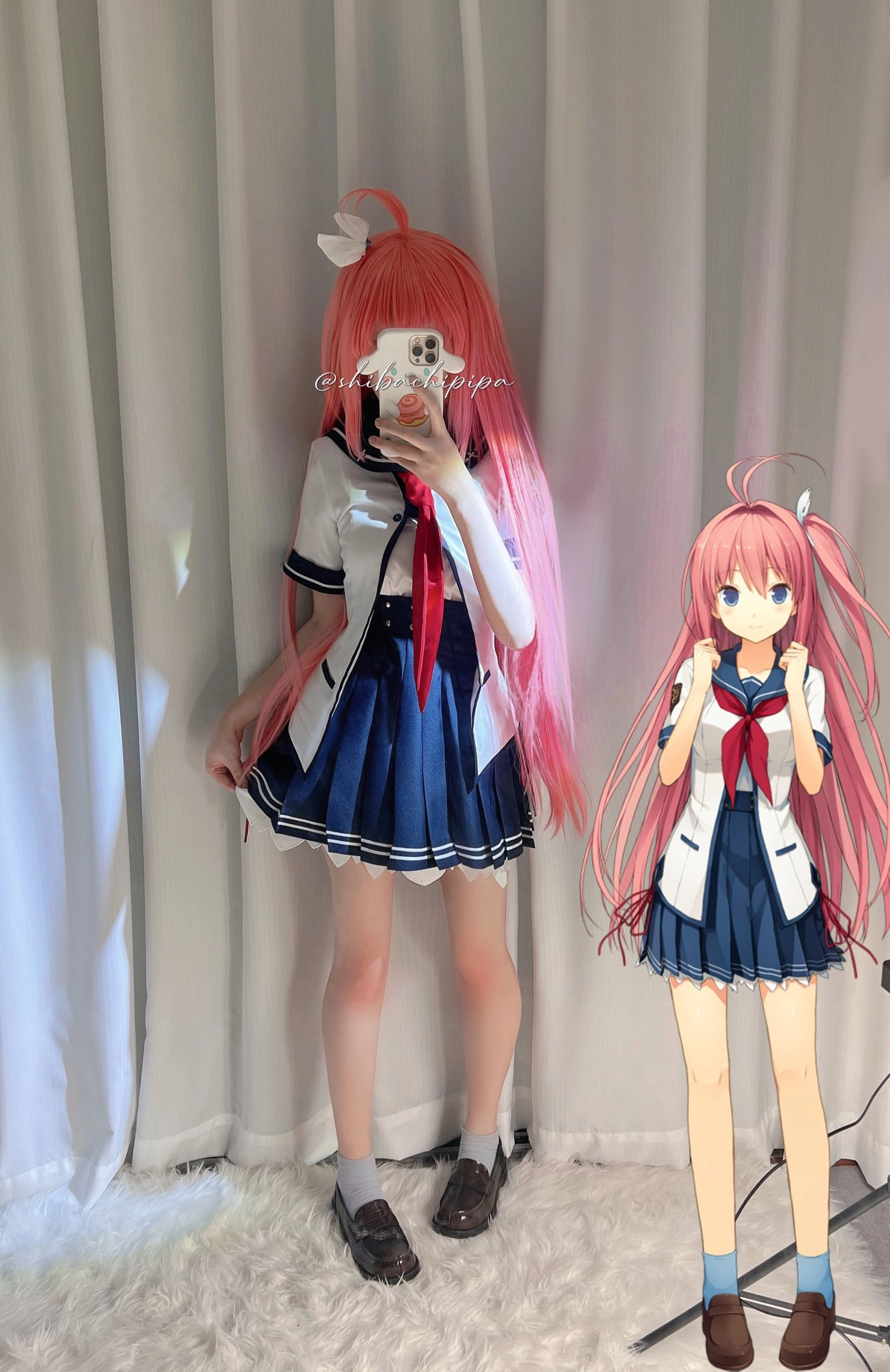 女孩在一个卡通人物面前拍了一张自拍。