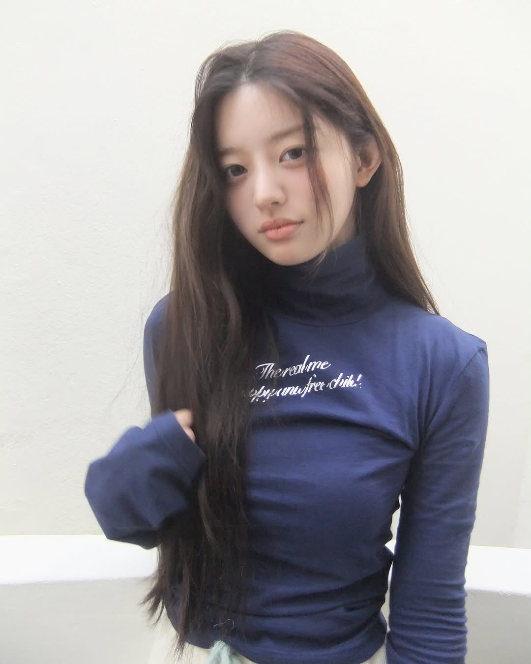 一位女士穿着蓝色衬衫,上面写着“永远在我的心中”。