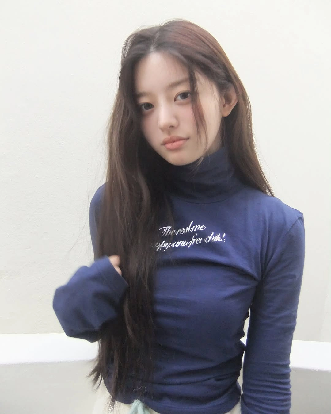 一位女士穿着蓝色衬衫,上面写着“永远在我的心中”。