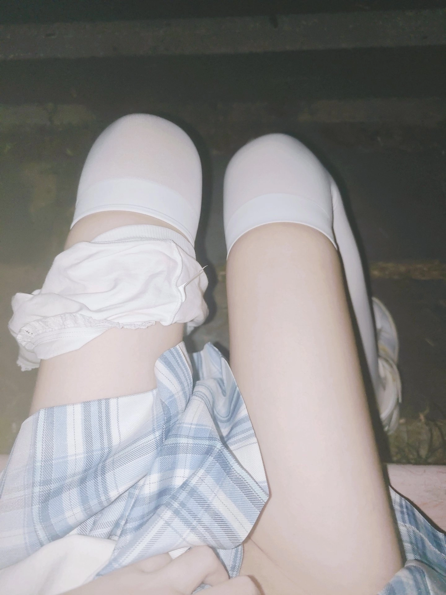 穿着白色袜子和蓝色衣的人。