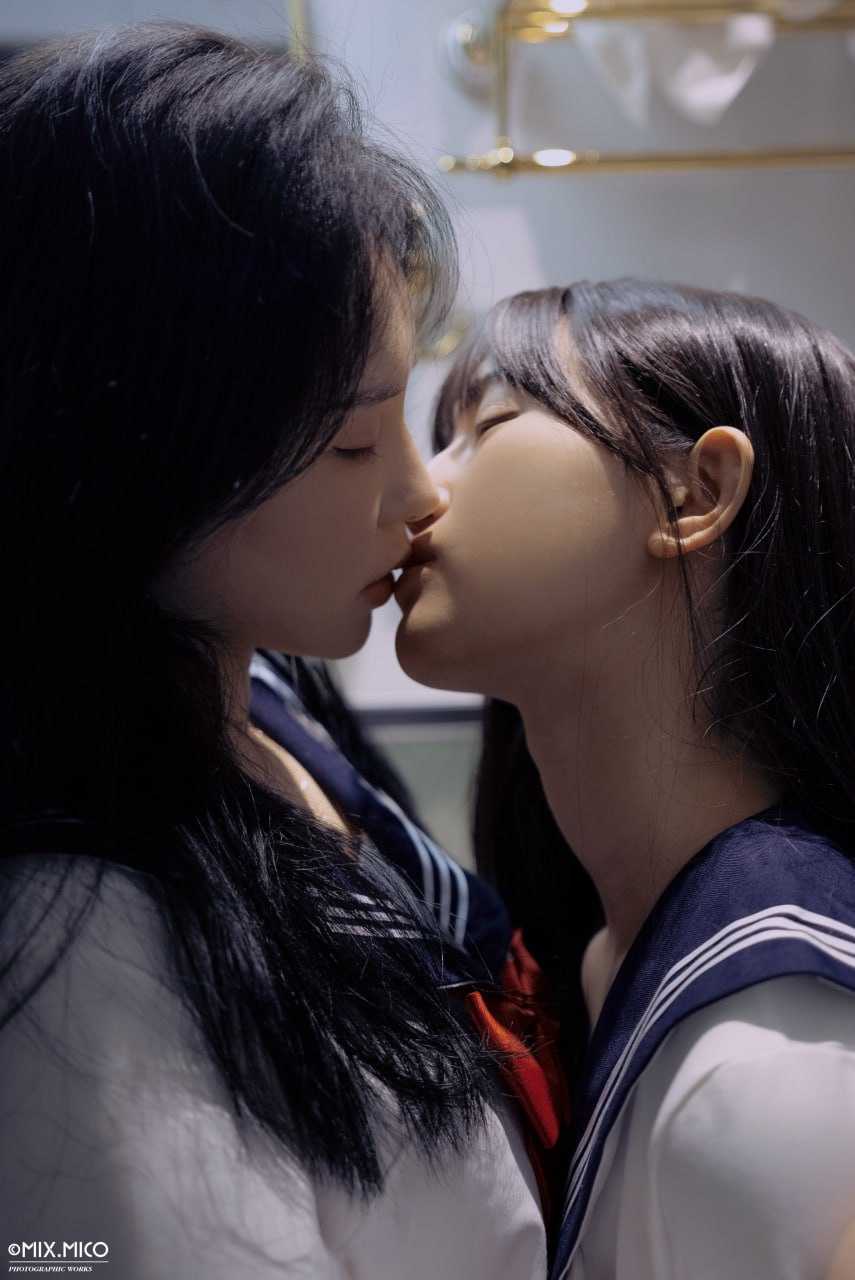 两个女孩接吻。