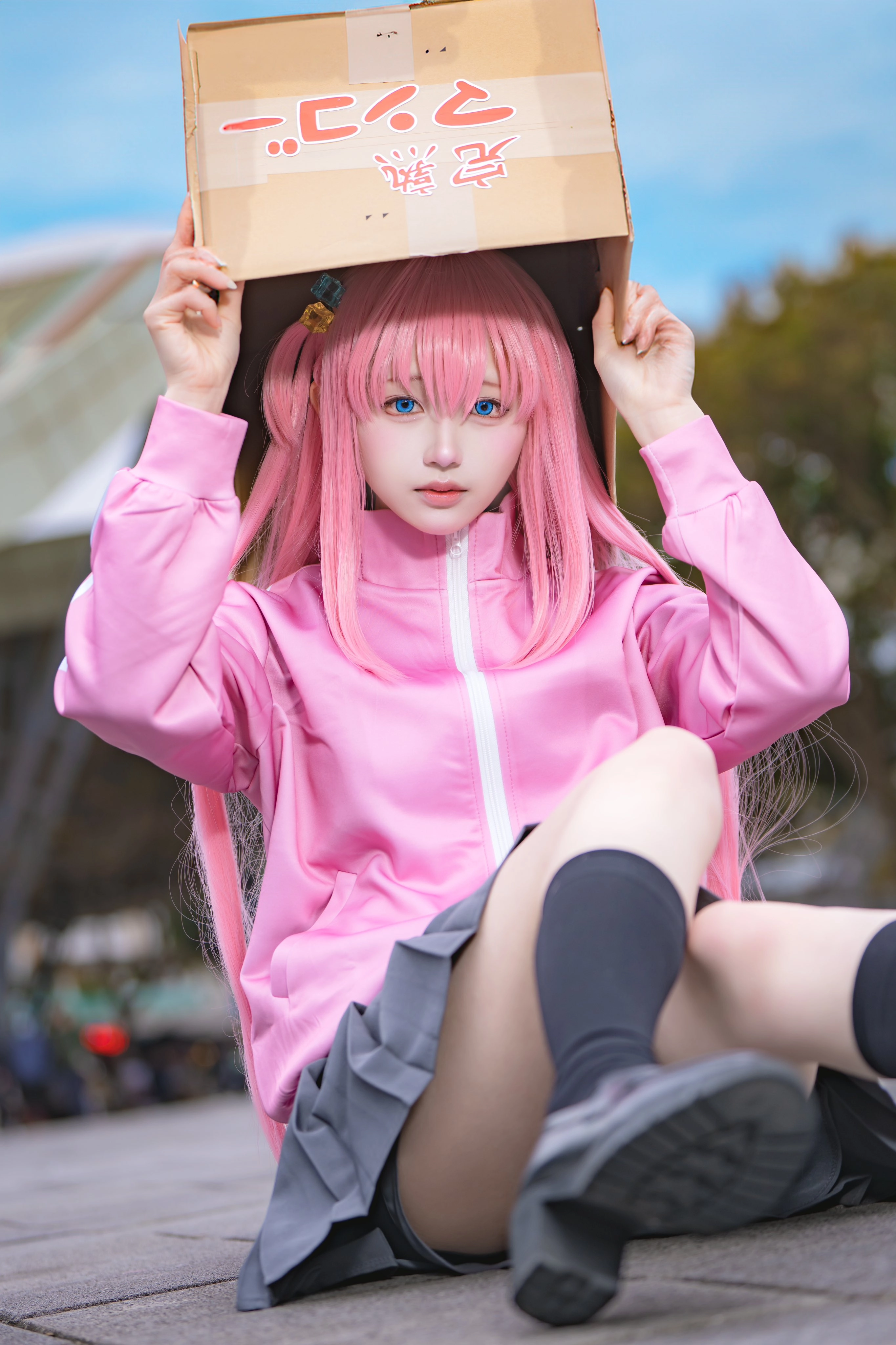 穿着粉红色的夹克和粉红色的帽子的女孩。