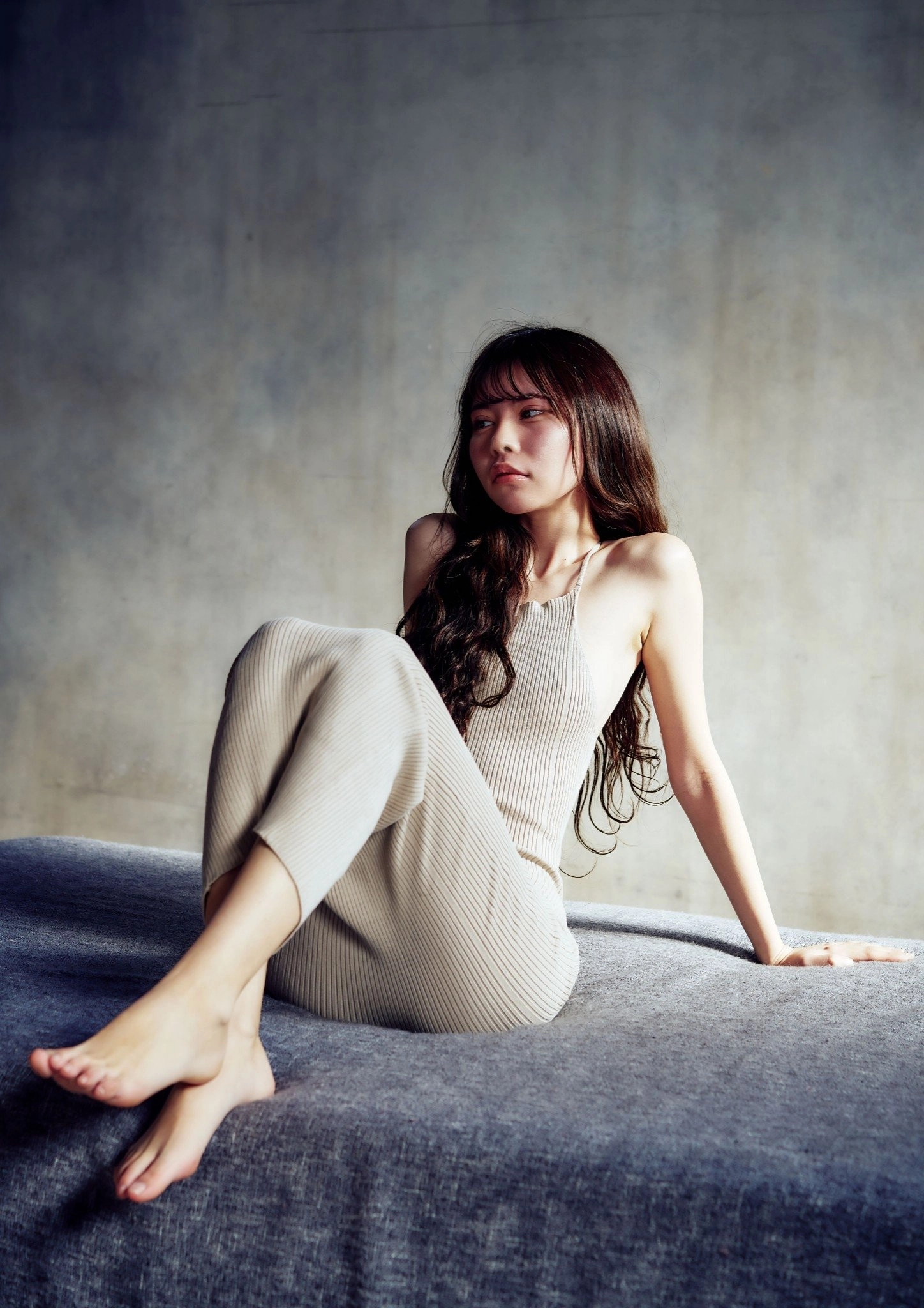 穿白衬衫的女人坐在床上。