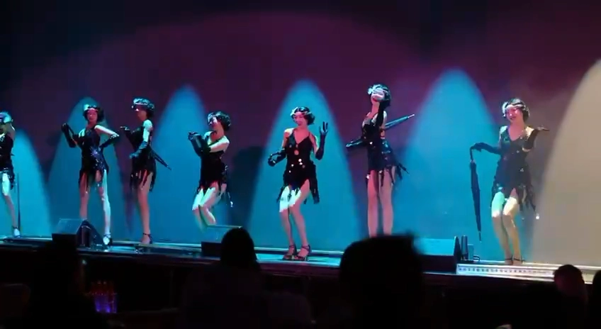 一群女性在舞台上表演。