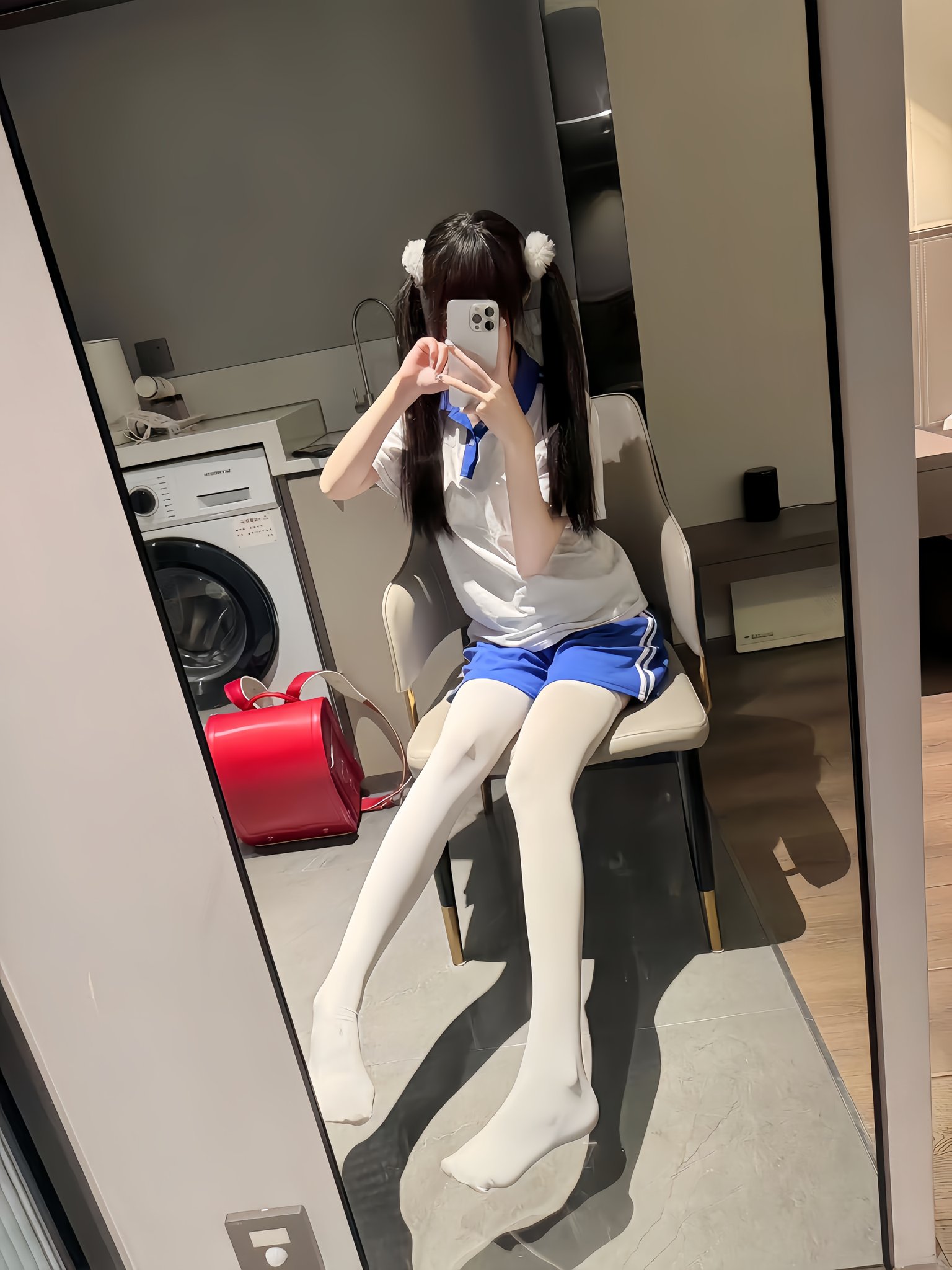 女人在洗衣机的房间里拍了一张自拍。