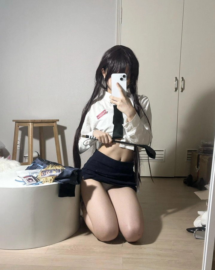 女人用手机拍自拍。