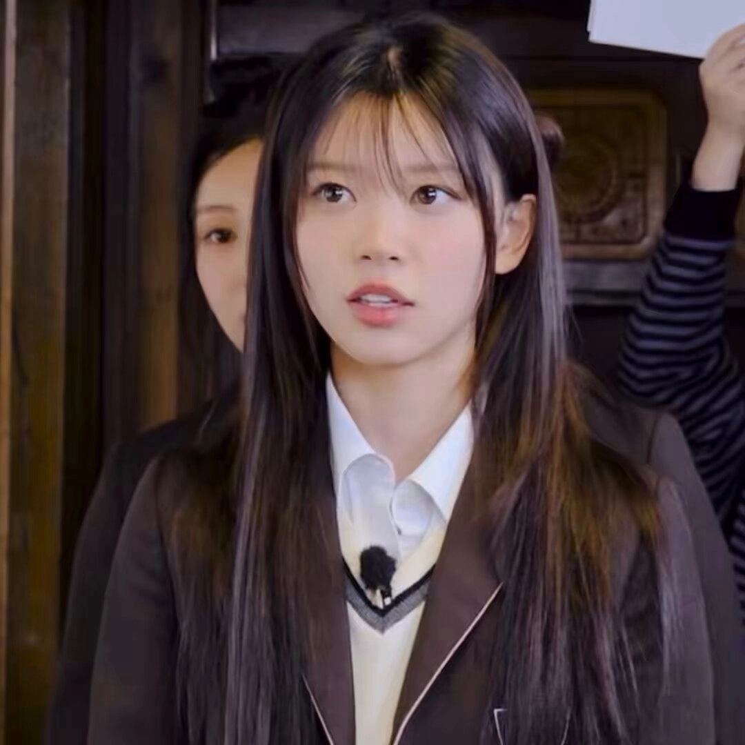 长头发的女人,一件白色的衬衫。