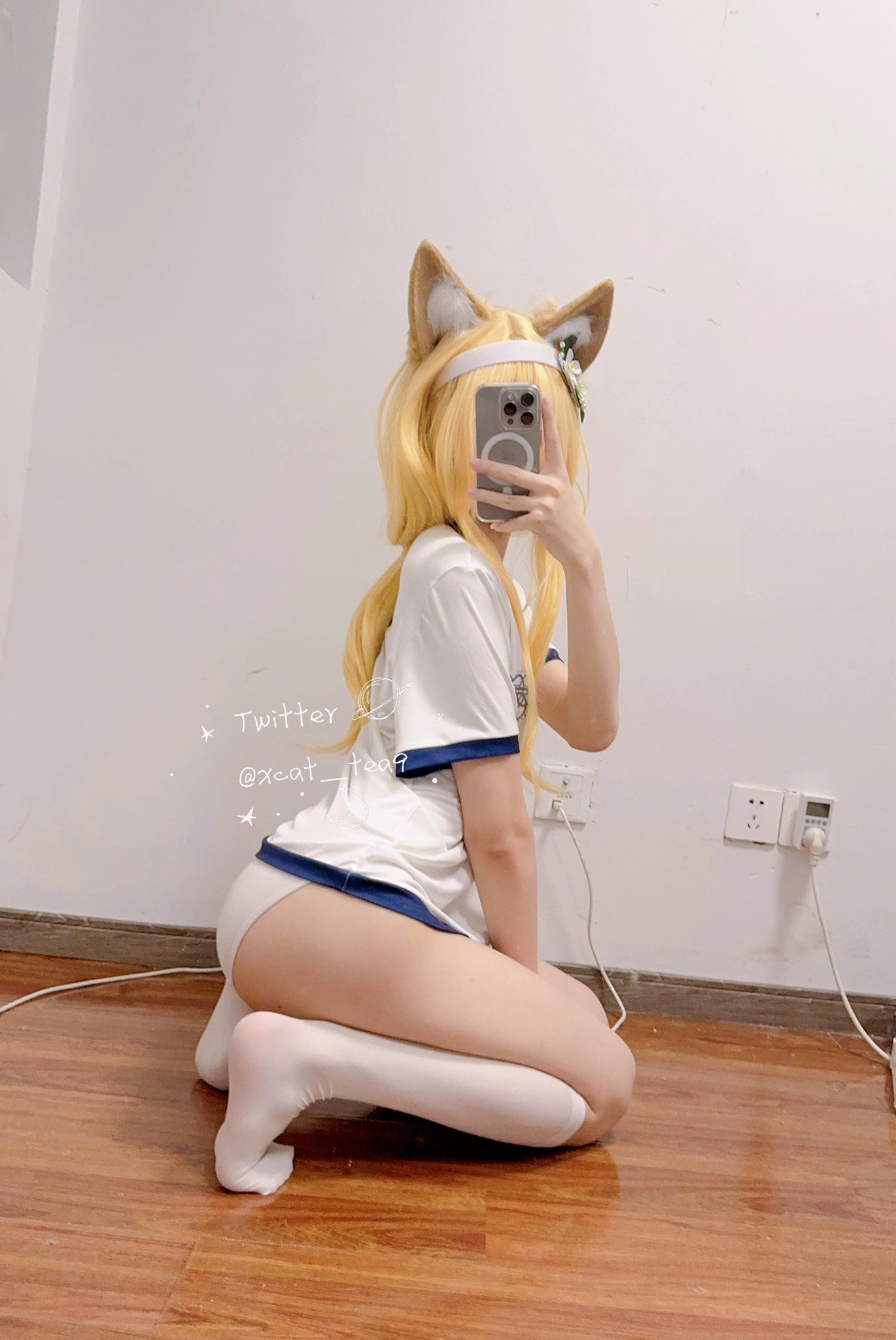 一位穿着白色衬衫和蓝色短裤的女人拍了一张自拍。